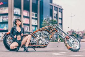 gái xinh bên xe moto Choppe