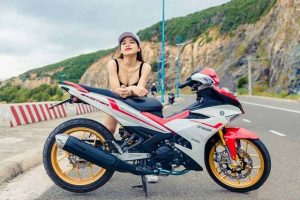 Người đẹp bên xe Exciter