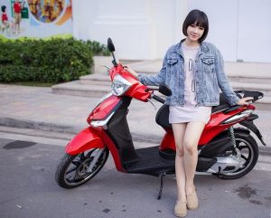Thiếu nữ trẻ trung đọ sắc bên xe tay ga Liberty