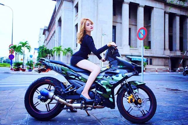 Hotgirl "show hàng" khoe body quyến rũ bên chiếc xe Exciter 50cc