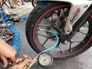 đo áp suất lốp