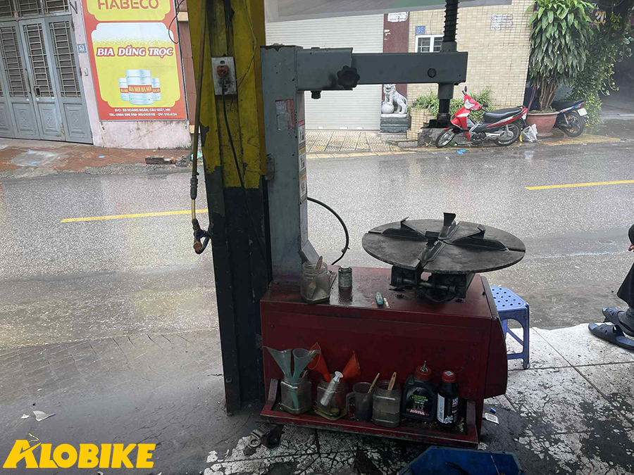 máy ra lốp 1 trong số rất nhiều thiết bị của alobike